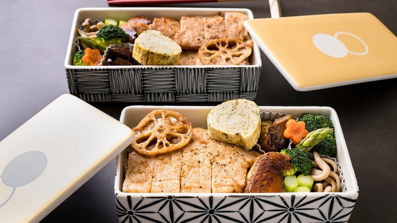 遠足のお弁当を「個数判定・配置位置・長持ち術」の3軸で考える主婦のイメージ