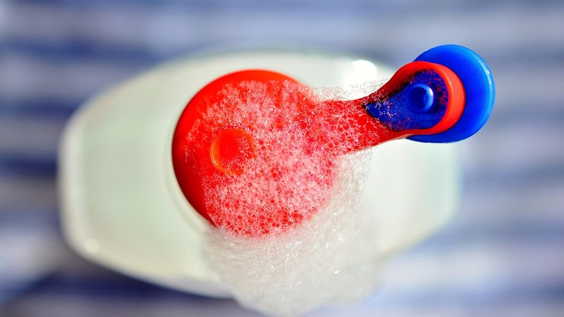 複数の洗剤と漂白剤のボトル 比較用