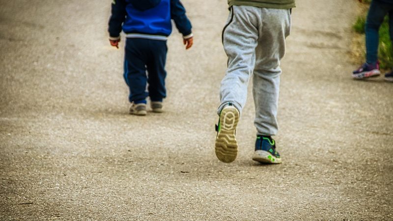 運動会で走る子供たち 応援するママ