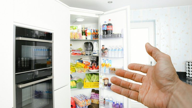冷蔵庫のドアを開けて中身を確認する手元