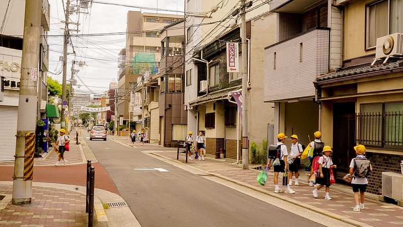 ランドセル 小学生 学年別 登校 送迎目安