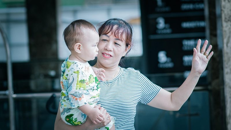 小学生の登校グループと集団登校のイメージ