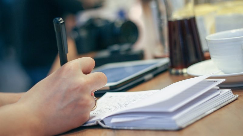 手紙を書く手元 保護者会の挨拶の準備