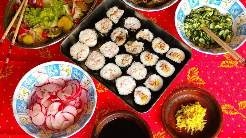 おにぎり・しめじ・酢の物など和風の副菜プレート