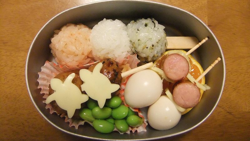 色とりどりに詰められたキャラ弁風のお弁当
