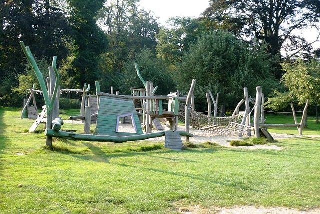 公園で遊ぶ子供たち 近所の公園はワンオペGWの強い味方