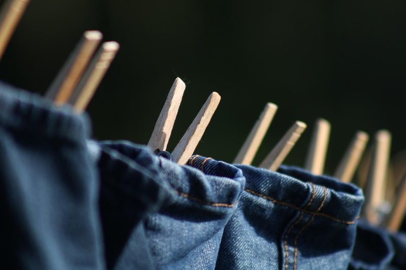 物干しにかけた洗濯バサミ