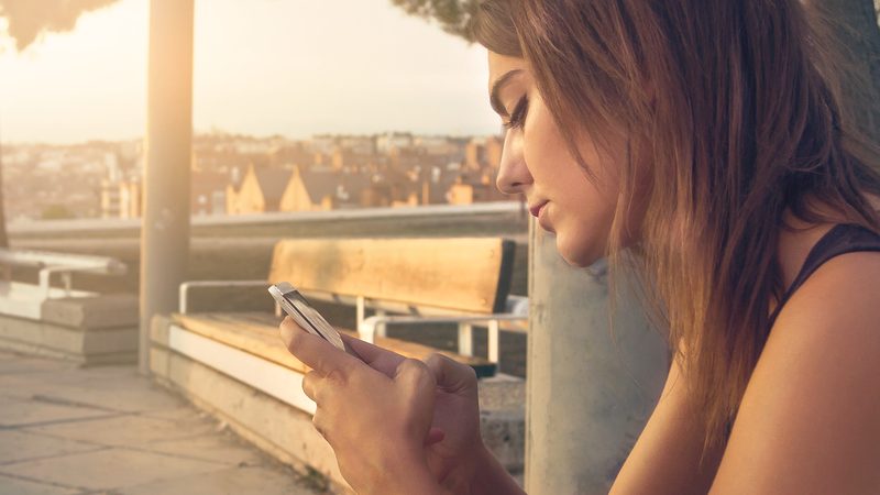 スマートフォンで電話する女性