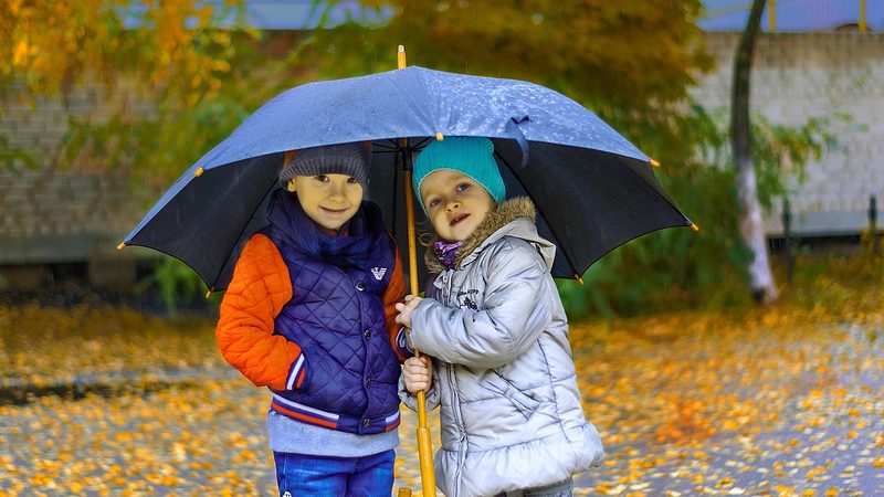 雨の日に傘をさす子どもたち