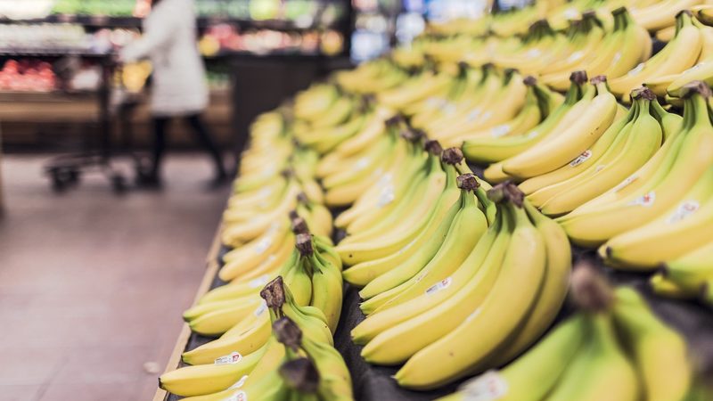 スーパーの青果売り場で食材を選ぶイメージ