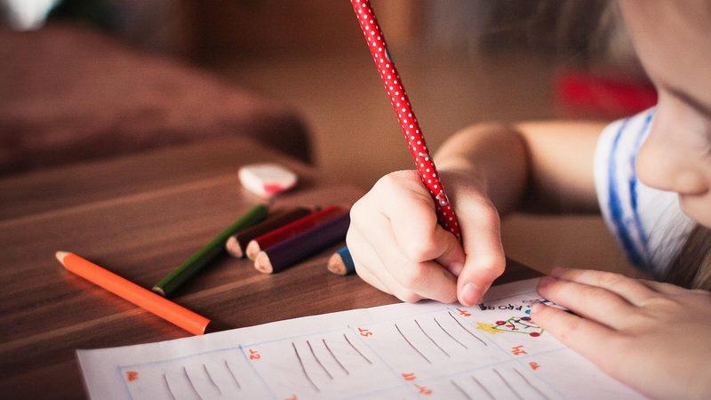 勉強する子ども 親子の学習時間