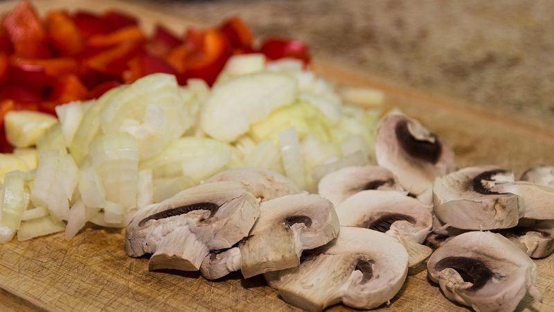 まな板の上でスライスされた野菜たち 仕込み中のキッチン