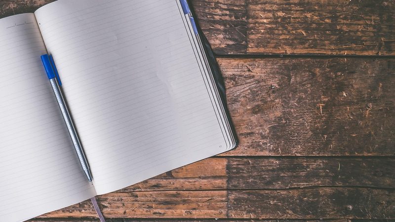 ノートに文字を書く手元 感想を書くシーン